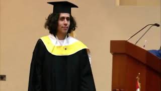 ESTUDIANTE ROMPE DIPLOMA EN PLENA GRADUACION (ver descripción)