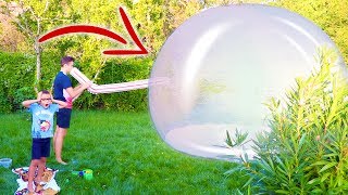 ON FAIT LA PLUS GROSSE BULLE DU MONDE !!! - Swan and Néo build Inflatable Playhouse for children