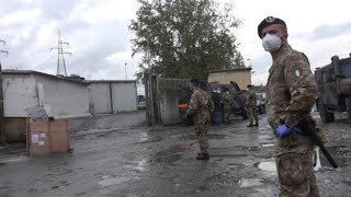 Il campo rom di Scampia è zona rossa: l'esercito presidia l'ingresso. Topi accanto alle baracche