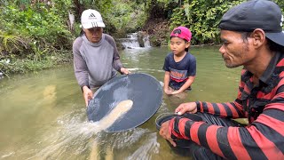 SURVIVAL SKILLS.! ALIRAN SUNGAI JERNIH GUNUNG EMAS KAMI DAPATKAN HARTA KARUN EMAS,RIVER GOLD PANNING