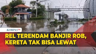 Penampakan Banjir Rob Rendam Jalur Perlintasan Kereta Api di Tanjung Priok