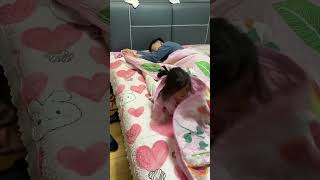 爸爸给女儿盖被子把头蒙住！气得女儿暴揍他！ #funny #萌娃 #funnybaby#comedy