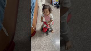 自己玩滑步車 不亦樂乎 前進後退前進後退 #baby #cute #cutebaby #宝宝 #可愛い #小公主 #嬰兒 #滑步車