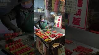 基隆廟口夜市大排長龍的「炭火糖葫蘆」／Tanghulu (タンフールー、Sugar coated fruit stick) - Keelung MiaoKou Night Market／#shorts