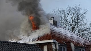 Hoogezand - Uitslaande brand verwoest zolderverdieping van woning