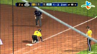 20130524 CPBL 象vs猿-5局上 陳雁風 精采守備