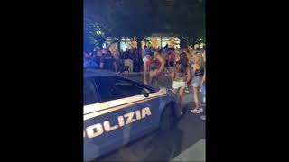 Ragazzo sale sulla macchina della polizia durante i festeggiamenti