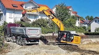 Sachen gibt's: Bagger und Sattelkipper auf der Baustelle