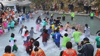 湯煙の中、熱戦かるた大会 和歌山・田辺、露天風呂