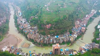 雲南最窄小鎮，房子依山傍水而建，沒有一塊平地，住在這真需要勇氣The narrowest town in Yunnan