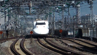 高速で小田原駅を通過する新幹線700系(上・下列車)