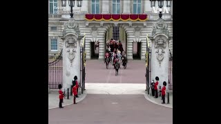 英国查尔斯三世国王在生日庆祝阅兵式上骑马检阅军队