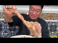 新疆库尔勒羊肉抓饭大姐大，1天能卖30只羊，用46年做好一份抓饭