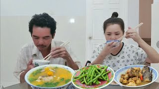 Xin đính chính đây là cha của Nhung chứ không phải chồng của Nhung, chị em xem yt quá có tâm...