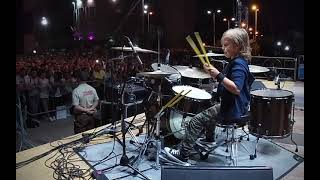 Foo Fighters “Burning Bridge” Live 🔥🔥🔥 Alessandro Massimo 7 years old 🥁👊