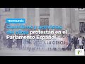 Científicos y activistas del clima protestan en el Parlamento Español