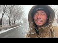 骑行新疆遭遇大雪，艰难来到小镇入住100元大酒店，吃上美味大餐