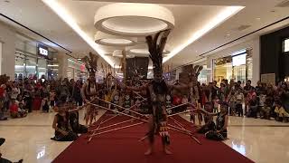 捏把冷汗！蒙眼跳沙巴竹竿舞  Sabah Blindfolded Bamboo Dance