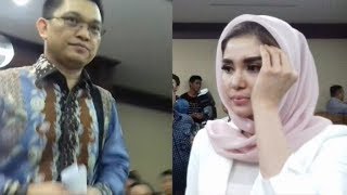 Sidang Perdana di Pengadilan Tipikor, Pokitisi Golkar Aditya Moha Didampingi Istri