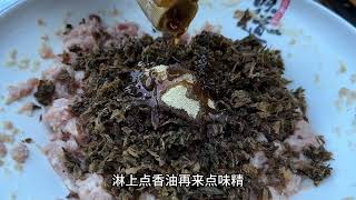 农村午饭真简单，婆婆做梅干菜馅饼，配上南瓜粥太好吃了