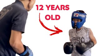 Young Boxing Prodigy: 12-Year-Old Takes on Coach in Sparring! - ボクシングの若き天才: 12歳がコーチとスパーリング対決！