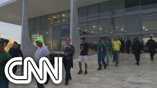 Invasores descem rampa do Palácio do Planalto algemados  | CNN 360