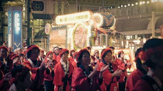 鹿児島おはら祭を彩ってきた、明治生まれの花電車「花2号」。電飾に照らされ、ひときわ輝く踊り連の人々。