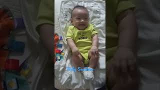 고개 갸우뚱거리며 웃는 15주아기 (15 week old baby smiling and tilting his head)