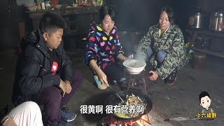 小六偷偷告訴秋子，愛吃雞美麗是有原因的，已經傳了3代人【小六搞野】