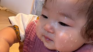 小さいプール？でお家水遊びに大興奮の妹