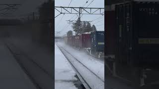 雪降る日の3082レ 白い大地にEH500の赤色が映えますね🟥 #貨物列車通過