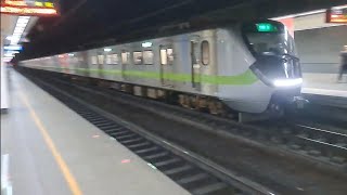 1129次基隆發車開往北湖的銀綠色微笑號EMU900型十輛一編組EMU943區間車，408次樹林發車開往台東的超優質直達EMU3000型十二輛編組EMU3007皮蛋豆腐騰雲號紅色帶新城際自強號列車