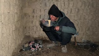 骑行新疆遭遇大风天气，废弃牛羊圈搭帐篷借宿一晚，晚上冻死人啊