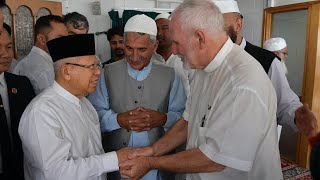 Momen  Pendeta Gereja Sacred Heart Temui Wapres di Masjid Ponsonby Usai Salat Jumat