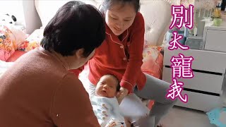 婆婆和兒媳為啥事發生分歧，孩子睡覺竟還偷偷笑，寶寶：別太寵我【我是趙姐】