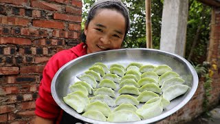 Sister Miao makes dumplings, talking about the difficulty of raising children