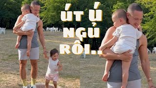 Ú Mê Chơi Ngủ Luôn Trên Vai Ba KIM Còn LISA Thì..[LEON LISA Hồ Ngọc Hà]