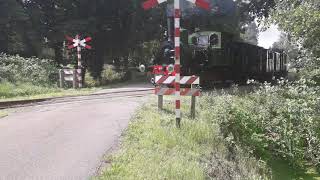 Locomotief 30 met Nederlandse stoomtramrijtuigen