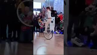 Mujer Acrobata de Bicicleta 1