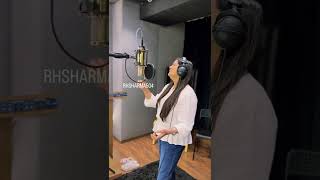 My favourite singer..... Richa Sharma.she is singing by ...jag suna lage      . movie..Om Shanti Om