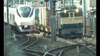 北千住駅を通過するで特急ときわE657系とEF65形が牽引のコンテナ貨物列車が前方ですれ違う通過待ちで停車中の常磐線上りE531系の前面展望