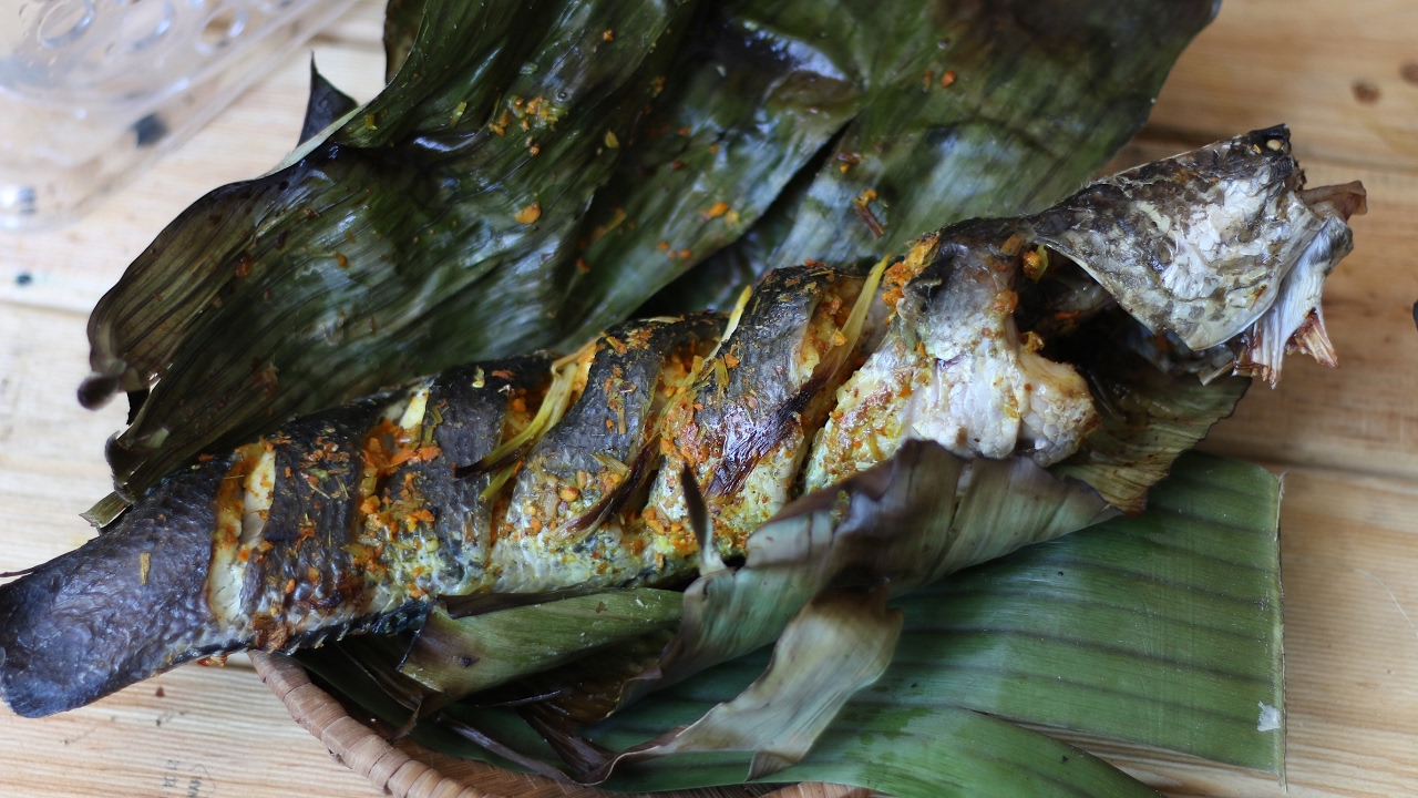 GRILLED FISH In Banana Leaf - Cá Nướng Lá Chuối | Helen's Recipes - YouTube