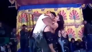 Ye dekho ladke ne stage pe ladki se jabardasti kya kardiya !! Arkesta show