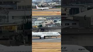 同時に！JAL Boeing 737-846 離陸開始、J-AIR Embraer ERJ-170-100 (ERJ-170STD) 着陸！大阪国際（伊丹）空港 #Shorts