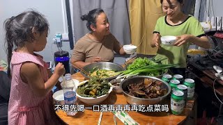 儿媳请河南闺蜜吃饭，家乡菜用盆上，42度白酒俩人用碗喝，真厉害