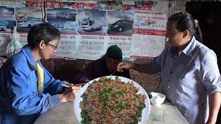 幺妈地里干活，顺便摘1把空心菜淋上肉沫，上桌先给老祖婆舀一勺【农村么妈】