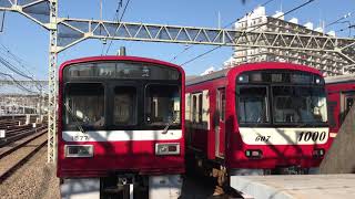 京急線6両編成91Tウィング号けいきゅんKEIKYU行き1000形607〜612と表示変更をして乗務員室を後にする作業員さんが乗る、6両編成33普通浦賀行き1500形1577、1580が停車中！