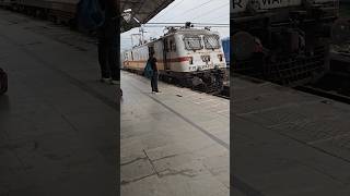 13148 uttarbanga express arrival on New jalpaiguri station