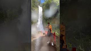 PenSpinning with waterfall☔️ #宜蘭 #瀑布 #下雨 #轉筆 #颱風 #旅行 #旅遊 #vlog #penspinning #rain #rainy #waterfall