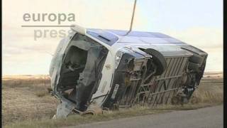 Quince heridos, uno de ellos grave, tras volcar un autobús